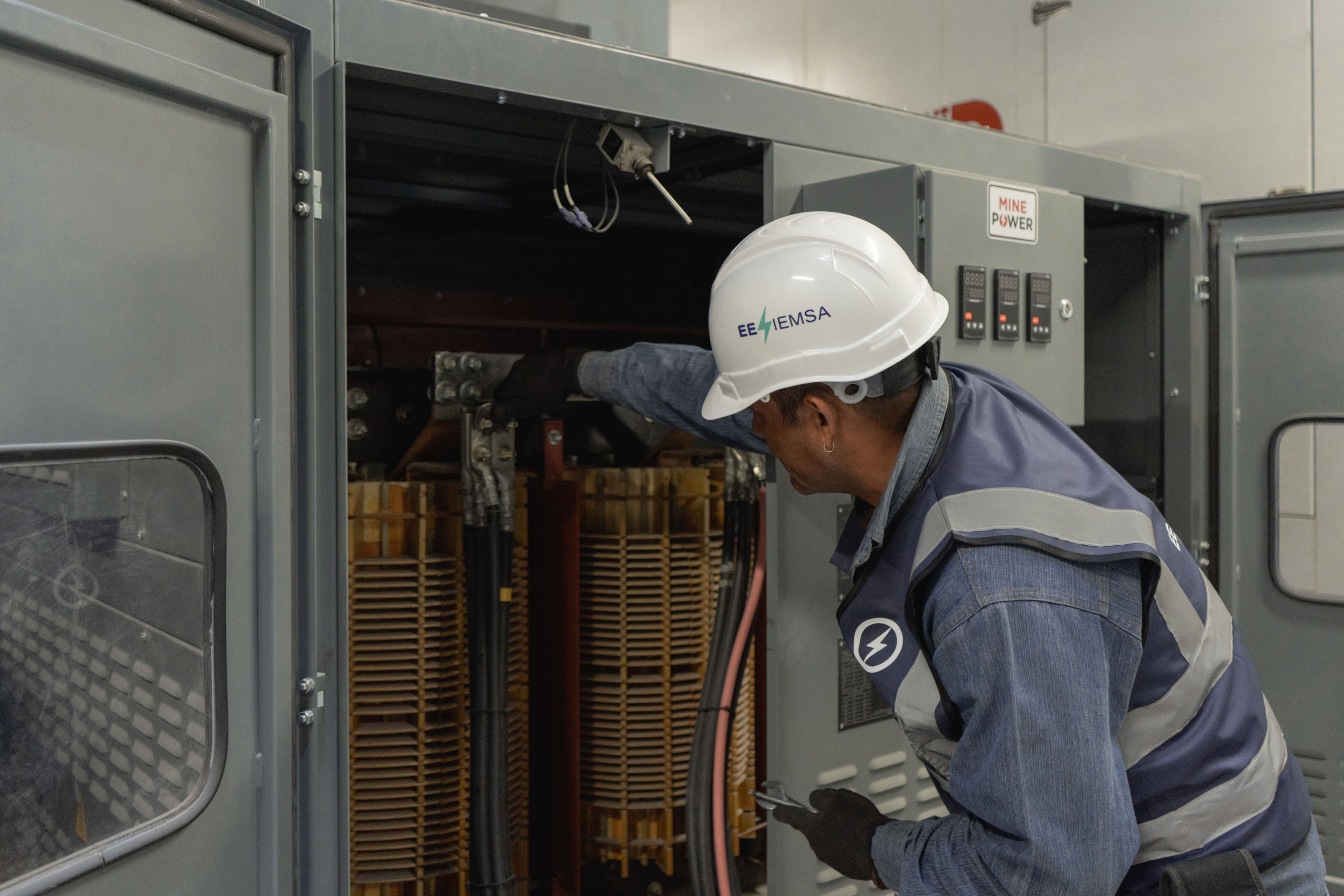 Ingeniero EE IEMSA en subestación eléctrica