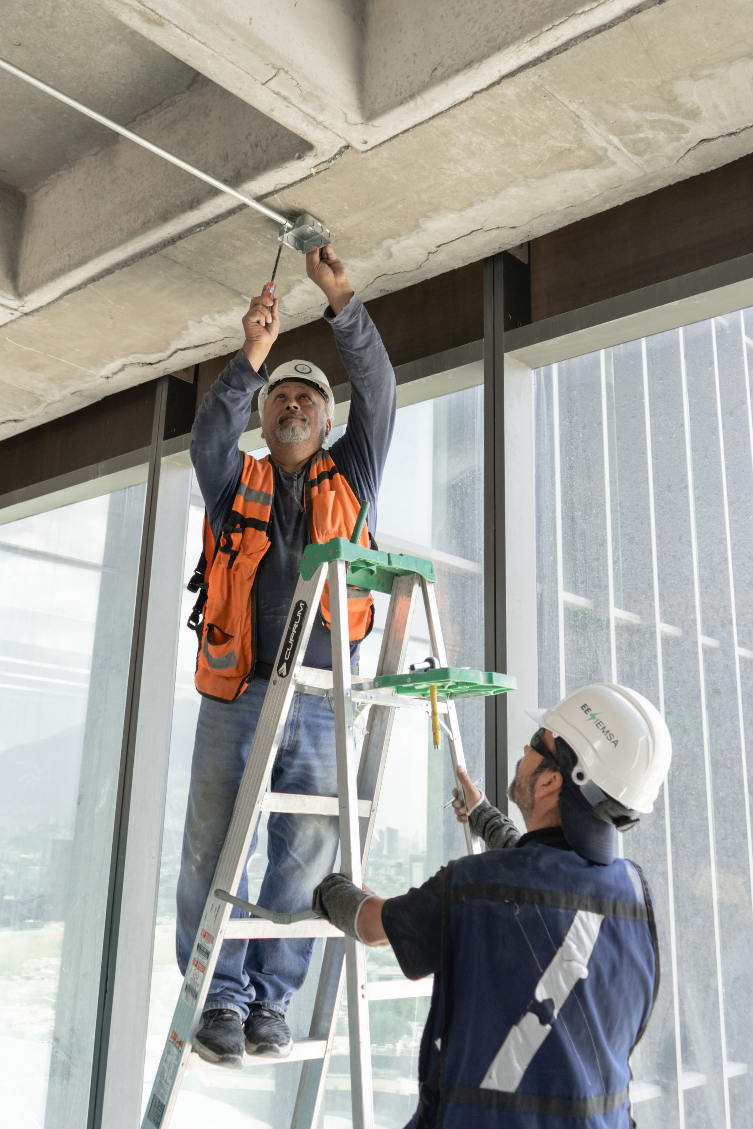 Equipo IEMSA en obra de torre residencial